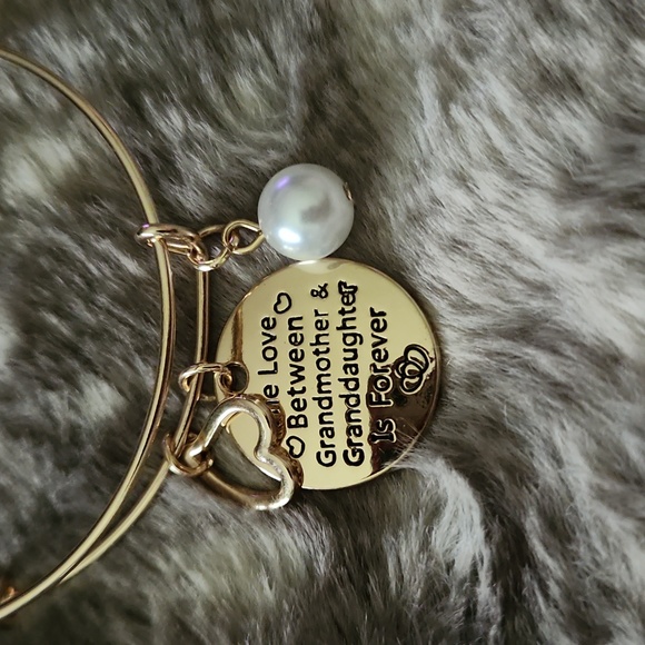 Heart and pearl charm bracelet - Picture 2 of 2